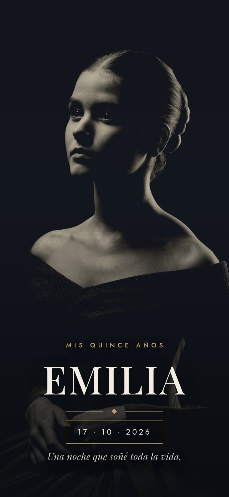Portada de una invitación de quinceañera: retrato en penumbra con el nombre en serif y la fecha en dorado.