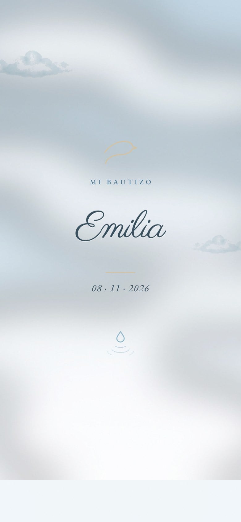 Portada de una invitación de bautizo: cielo con nubes suaves y el nombre en caligrafía azul.