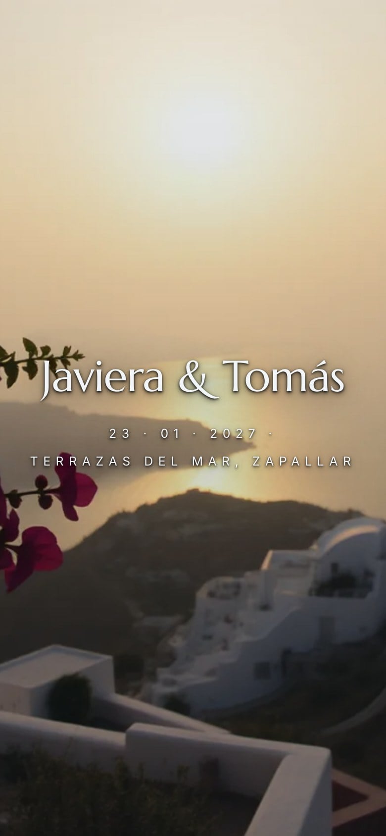 Portada de una invitación de boda: atardecer sobre casas blancas, con los nombres en serif claro.